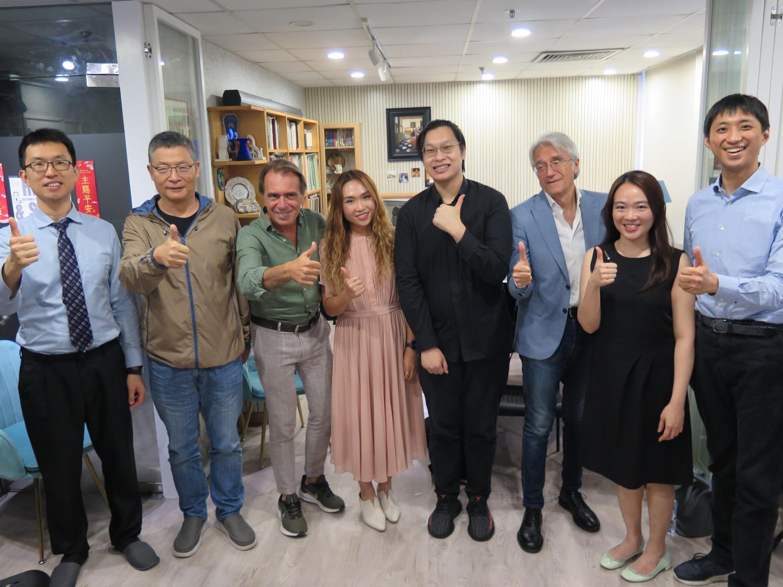 Honk Kong Elio Orciuolo e Giandomenico Vaccari_ (1).jpeg Honk Kong Elio Orciuolo e Giandomenico Vaccari_ (1).jpeg