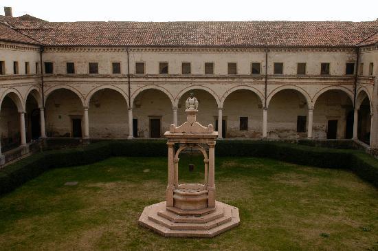 Taranto_chiostro.jpg Taranto_chiostro.jpg